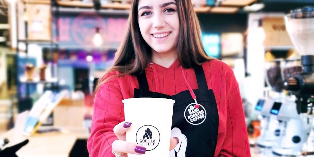 kubek na wynos baristka z kawa na wynos