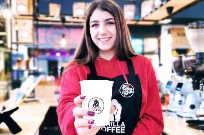 baristka z kawa na wynos