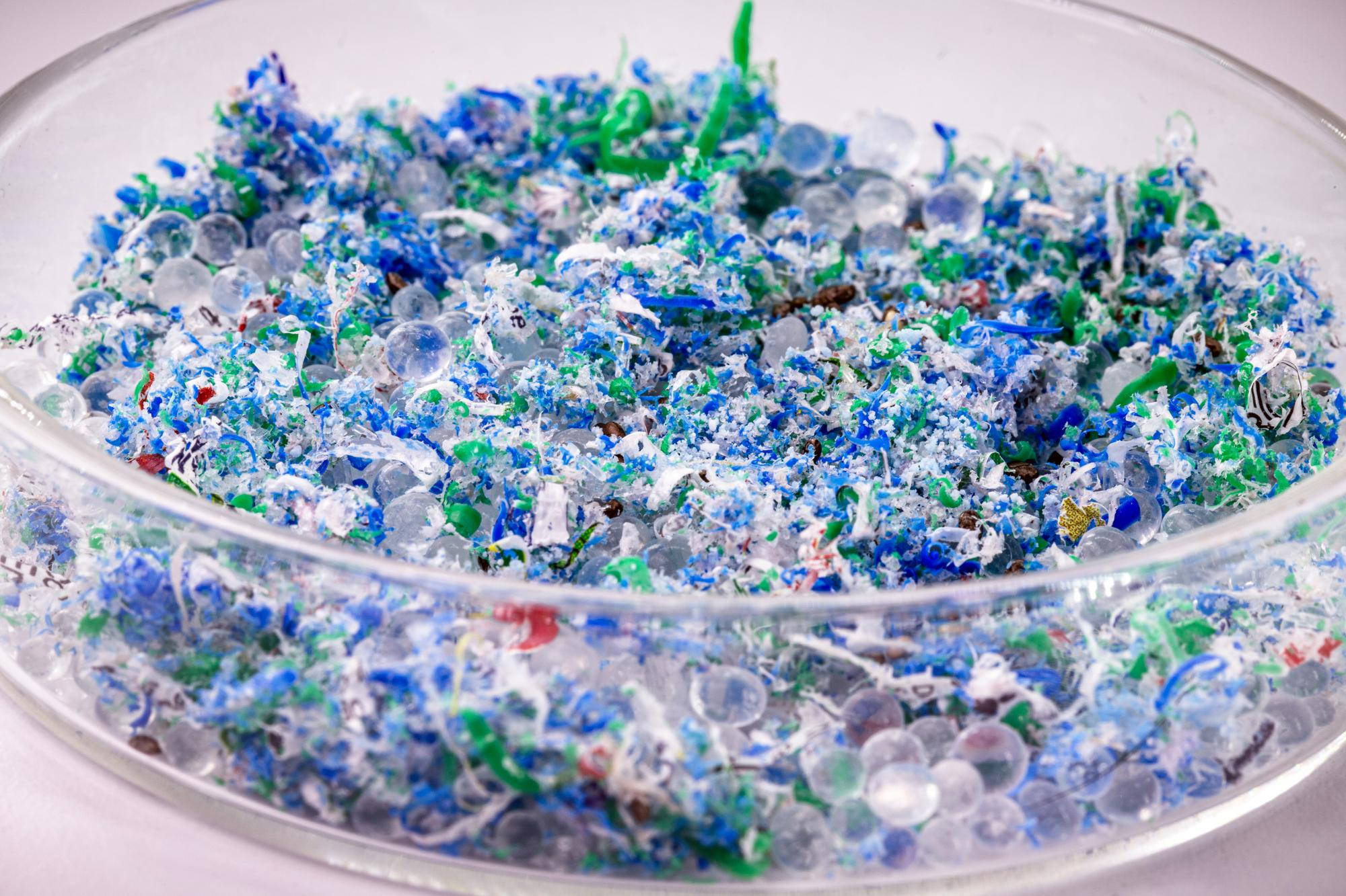 Mikroplastik w wodzie pitnej – skąd się bierze i czy można go uniknąć?