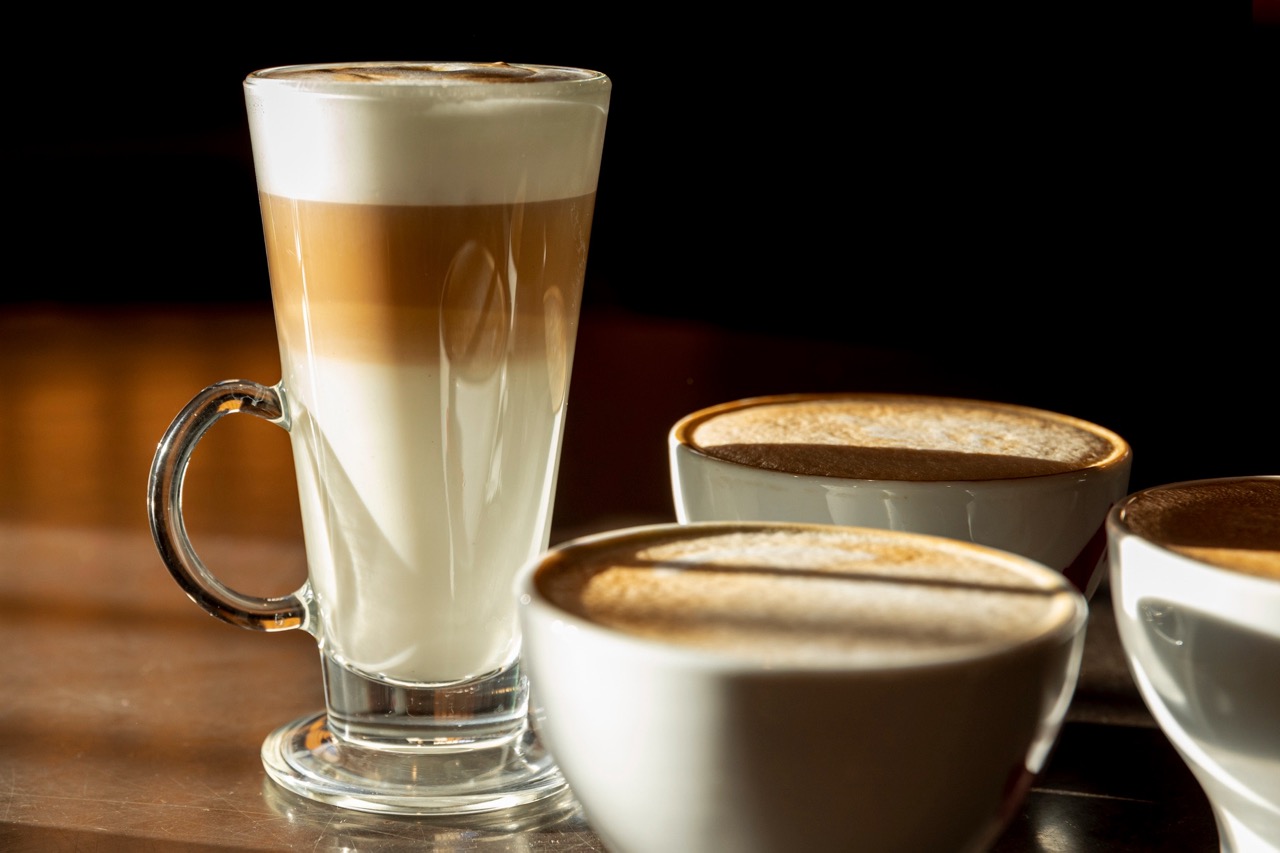 Caffe latte a latte macchiato. Różnice między kawami i przepisy