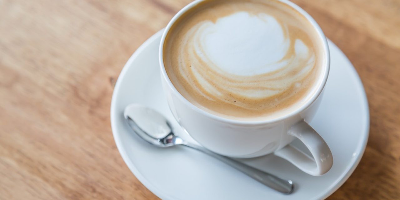 idealne cappuccino w filiżance